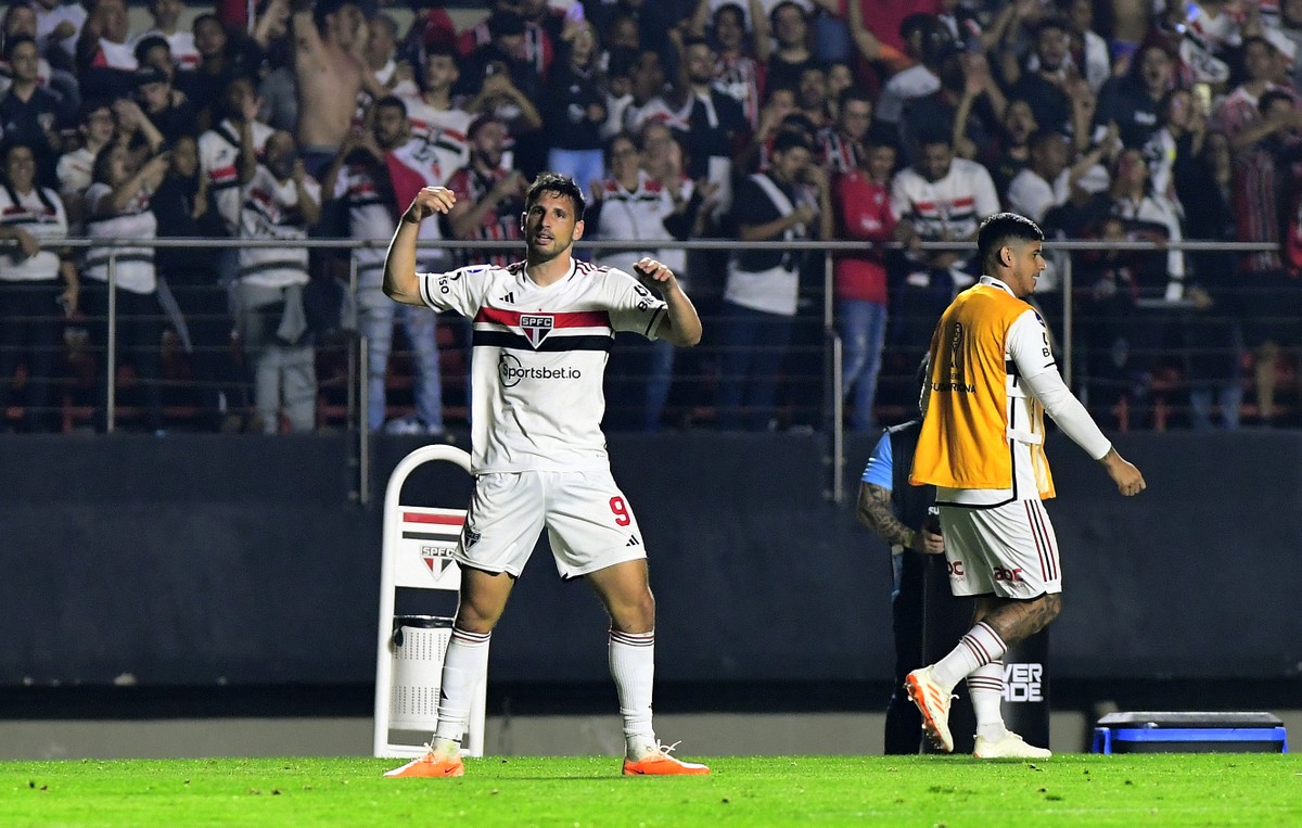 Doentes por Futebol on Instagram: “Faça chuva, faça sol. Toca que ele  guarda. Calleri 💥 São Paulo 1x0 Corinthians ?…