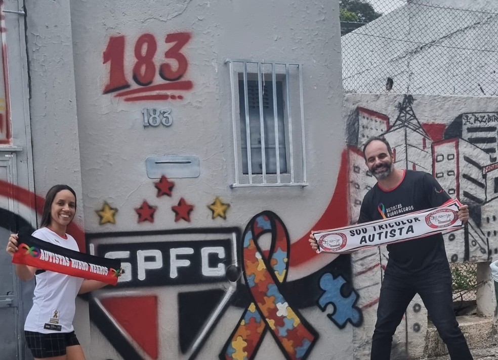 Rosângela Barbosa, do Sou Tricolor Autista, e Marcos Felipe, da Autistas Rubro-Negros, trocaram faixas — Foto: Arquivo Pessoal