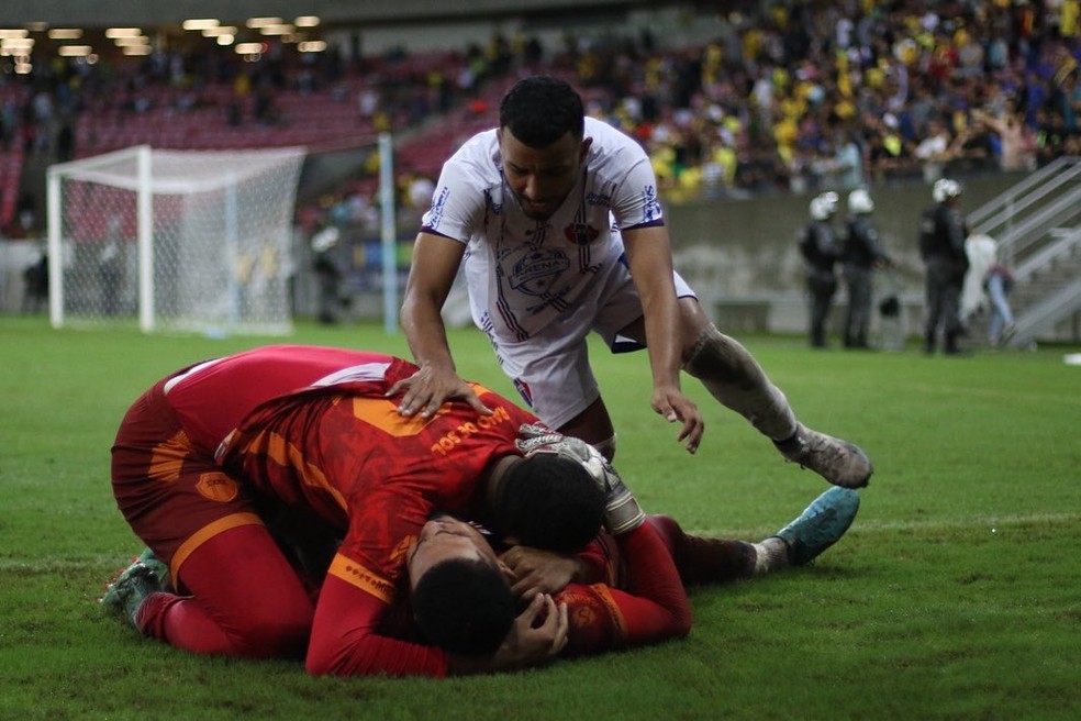 Moisés, goleiro do Maranhão, é abraçado por companheiros de time após classificação diante do Retrô — Foto: Marlon Costa / Pernambuco Press