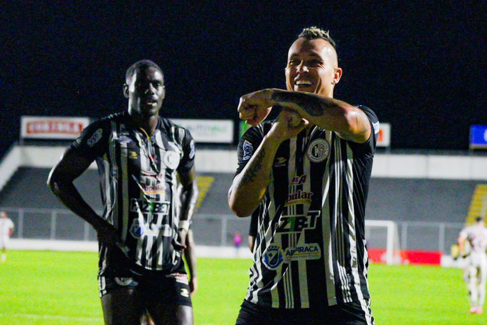 Marcelo Toscano comemora gol do ASA contra o Barcelona-BA — Foto: Apollo/ASCOM ASA