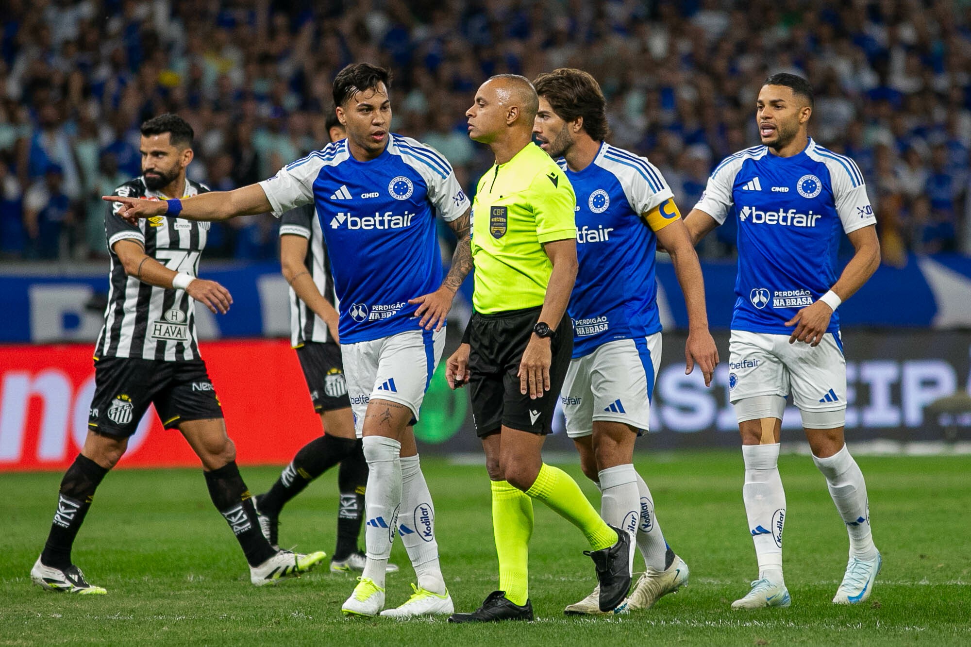 Cruzeiro se reunirá com CBF contra atuações de árbitro de campo e VAR diante do Santos