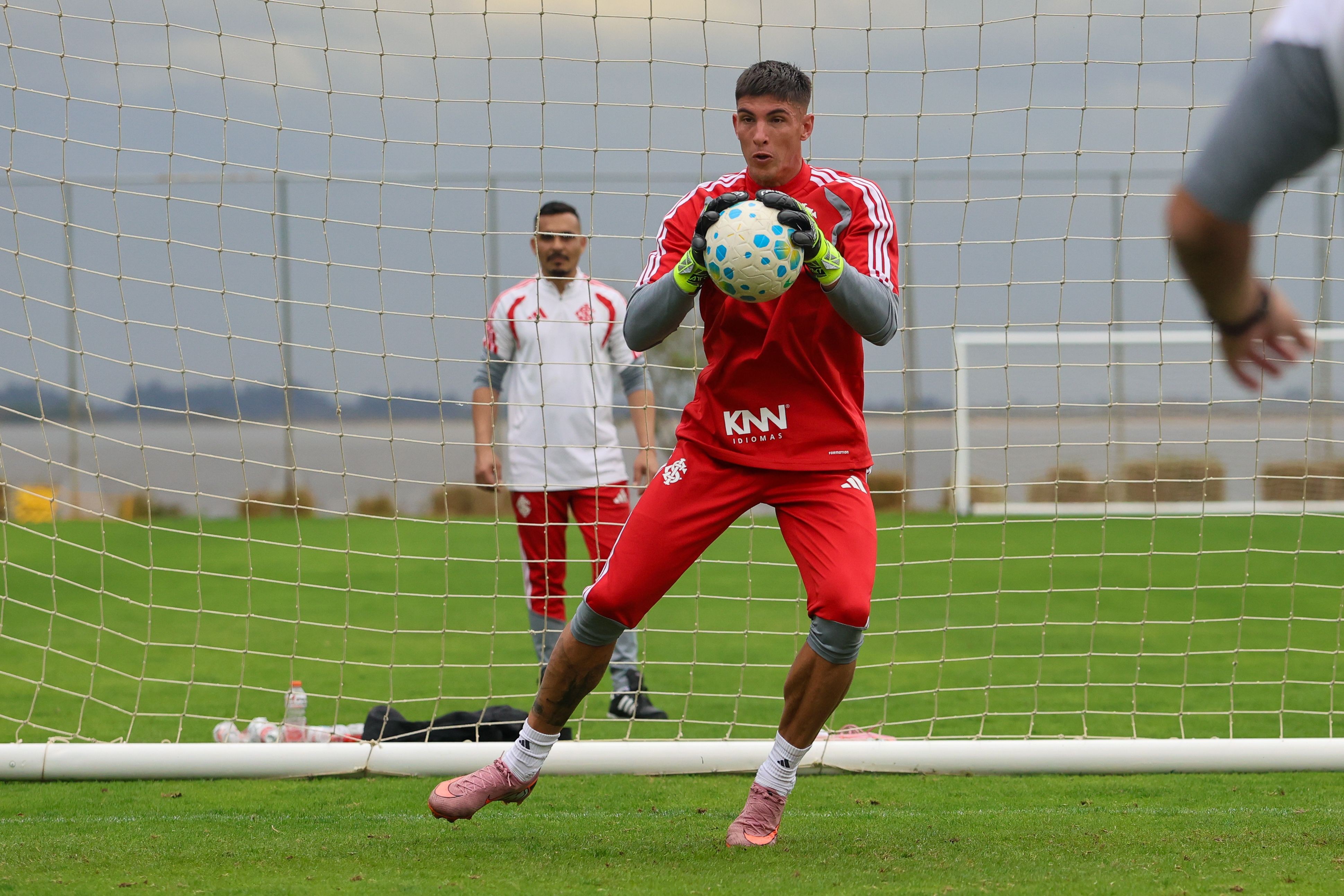 Rochet volta a treinar no campo e pode virar opção para o Inter contra o Cruzeiro