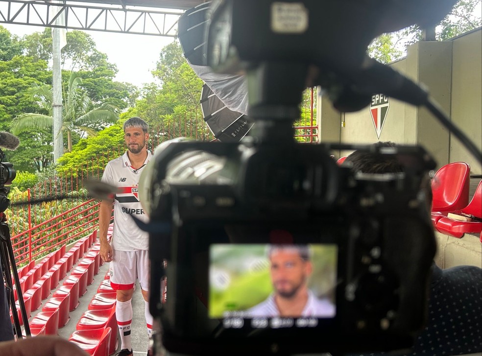 Calleri, do São Paulo, participa do media day da Supercopa — Foto: Marcelo Braga