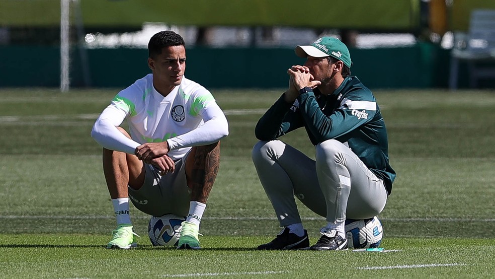 Giovani e Abel Ferreira conversam no treino do Palmeiras nesta segunda-feira — Foto: Cesar Greco/Palmeiras