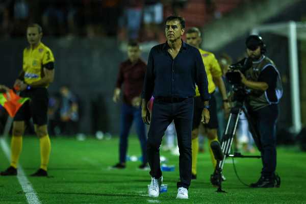 Técnico do Grêmio pede reforço para o ataque e comenta negociação com Tiago Volpi.