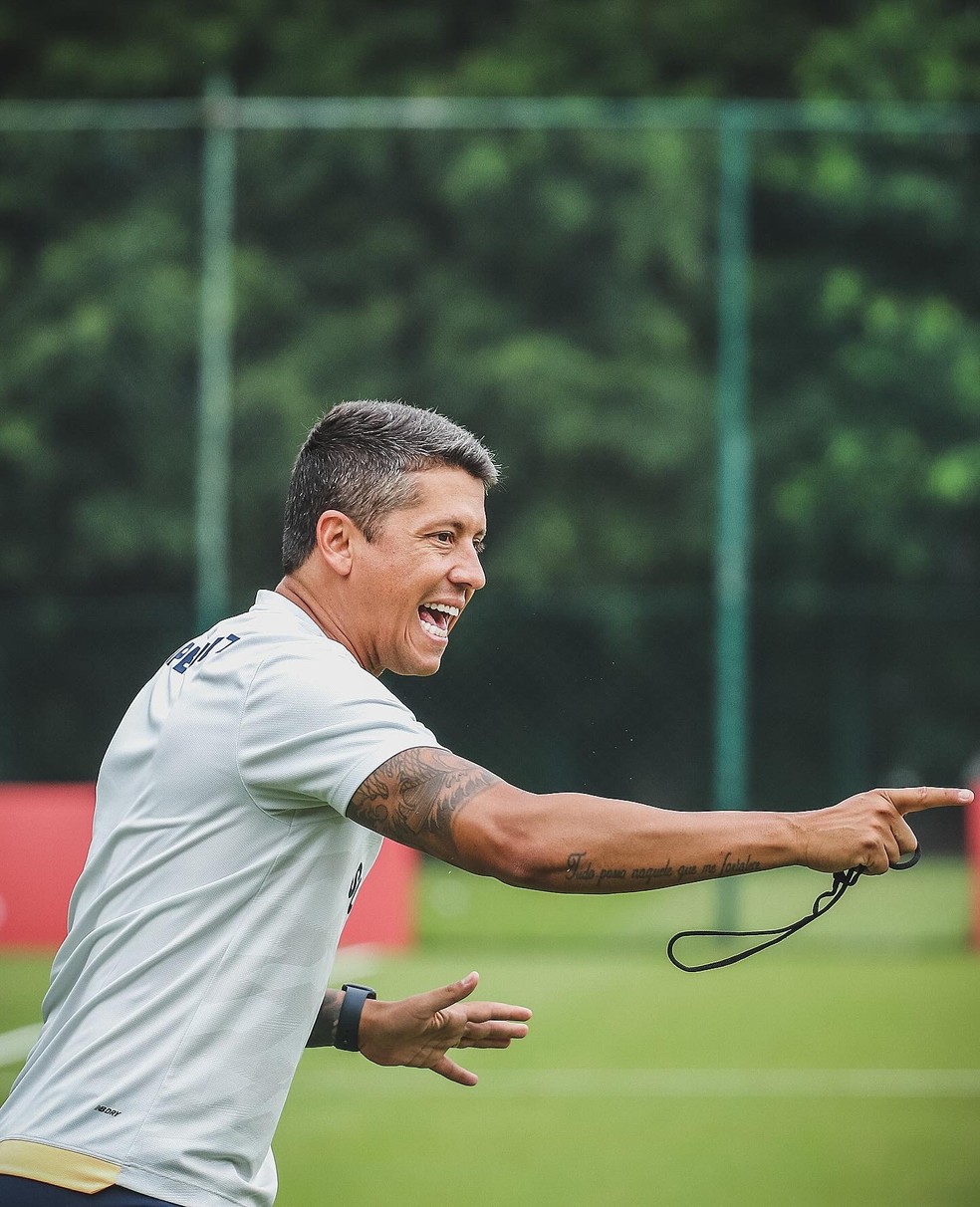 Thiago Carpini em treino do São Paulo — Foto: Miguel Schincariol/saopaulofc