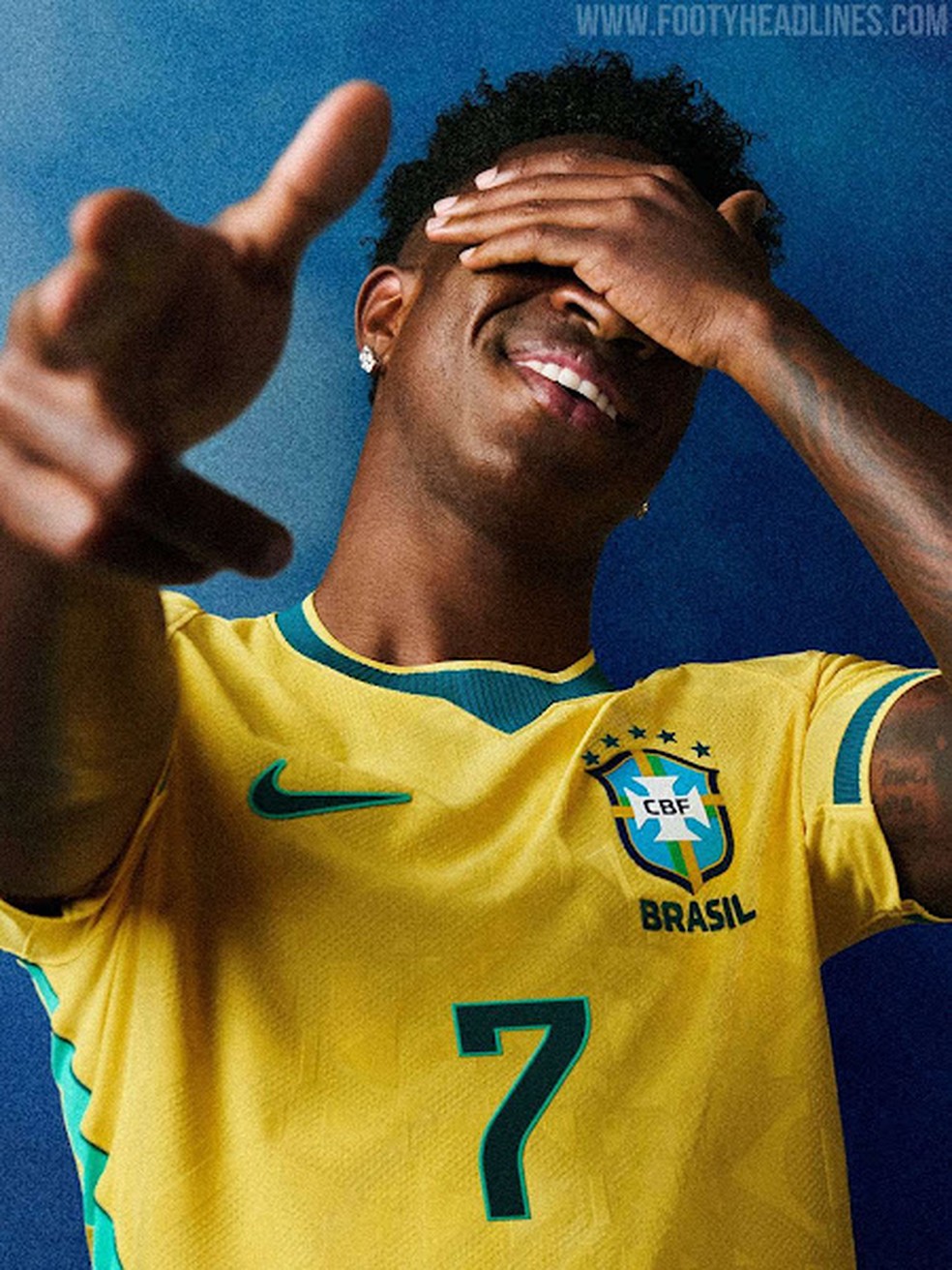 Site vaza foto de ensaio com nova camisa do Brasil — Foto: Reprodução/Footyheadlines