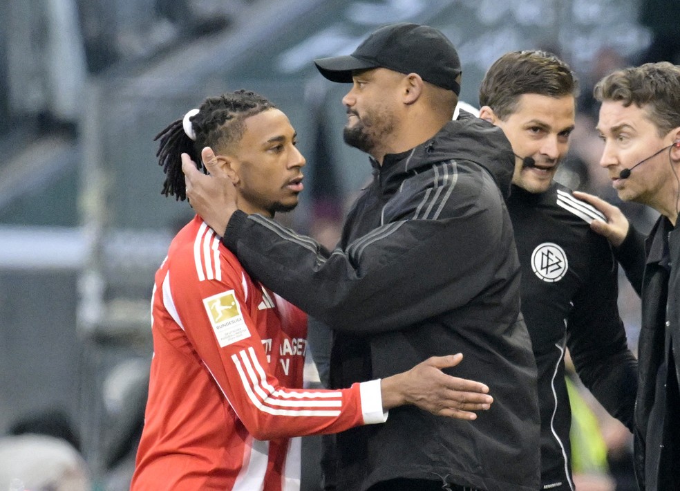 Olise e Vincent Kompany — Foto: REUTERS/Fabian Bimmer
