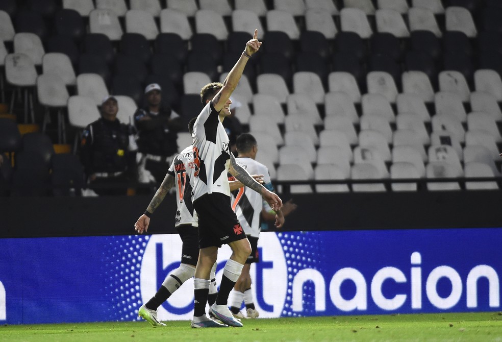 Vegetti comemora gol em Vasco x Grêmio — Foto: André Durão/ge