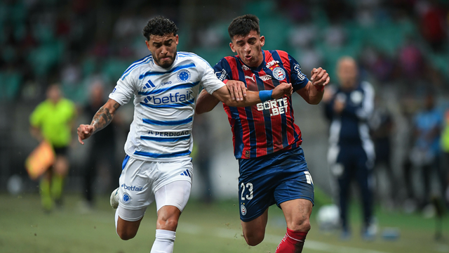 Sanabria em disputa de bola com William; Bahia x Cruzeiro