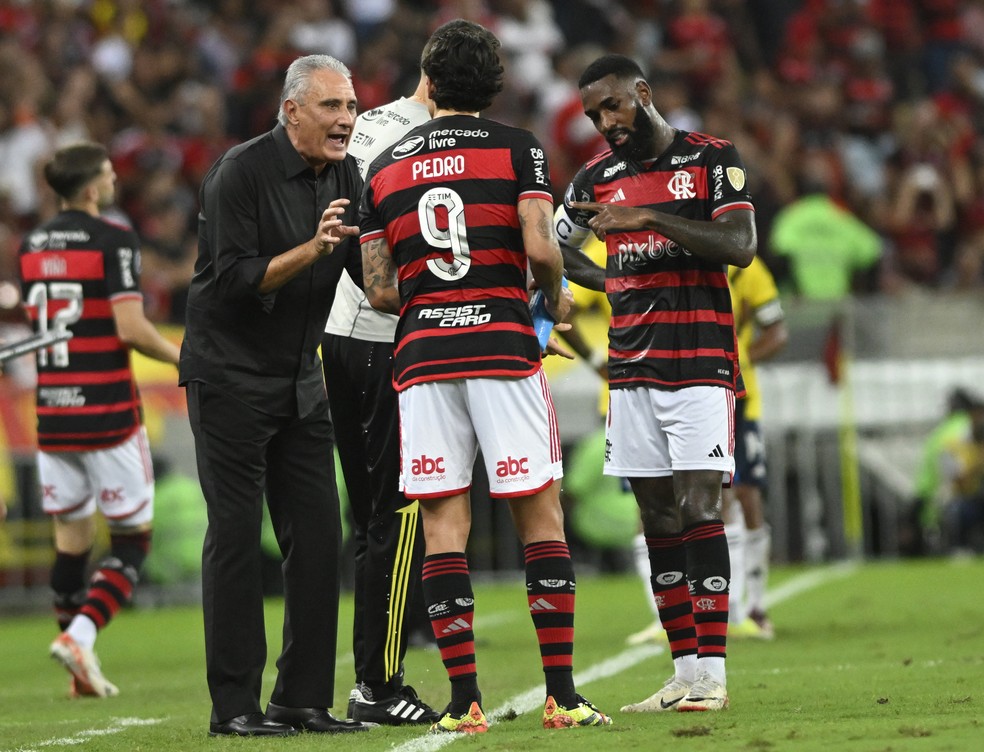 Tite no banco de reservas do Flamengo contra o Millionarios, com Pedro e Gerson