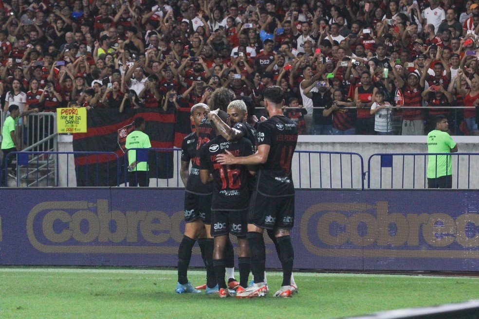 Jogadores do Flamengo comemoram primeiro gol sobre o Sampaio Corrêa — Foto: Beatriz Reis / GE