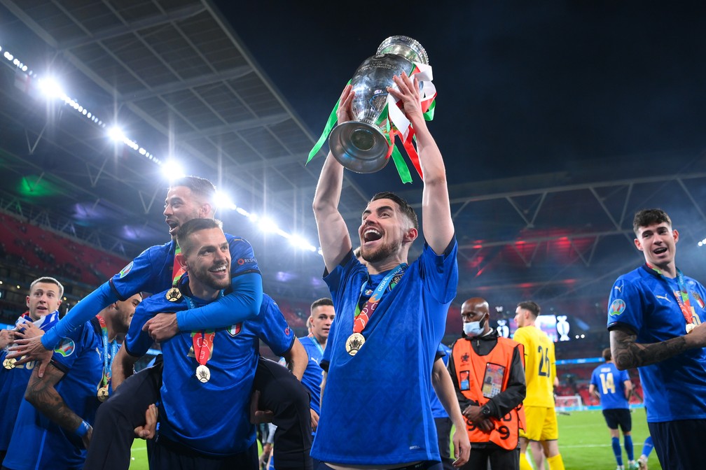 Jorginho comemora a conquista da Eurocopa-2020 pela seleção italiana — Foto: Getty Images