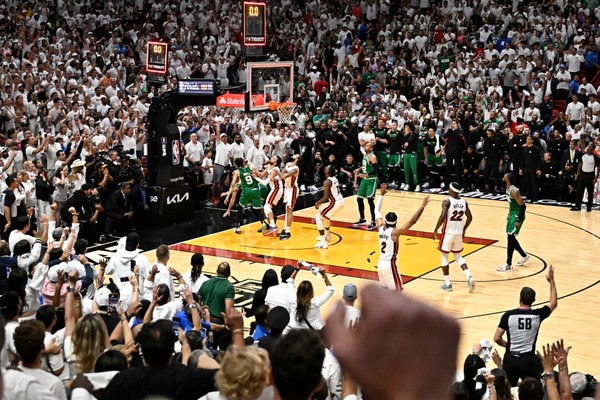 Em final eletrizante, Celtics vencem Heat e levam Conferência
