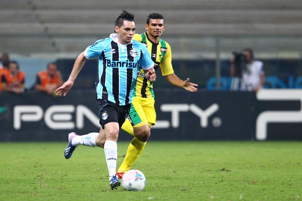 Tiquinho Soares, no Cerâmica, disputa jogada com Pará, do Grêmio, em partida na Arena — Foto: Lucas Uebel/Grêmio FBPA