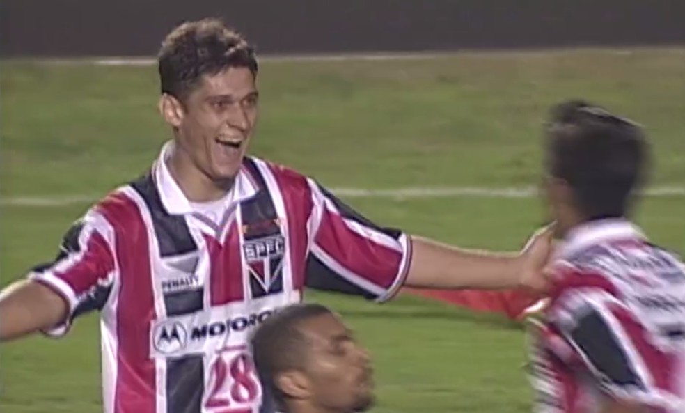 Edu, do São Paulo, comemora gol sobre o Corinthians, no Paulistão de 2000 — Foto: Reprodução
