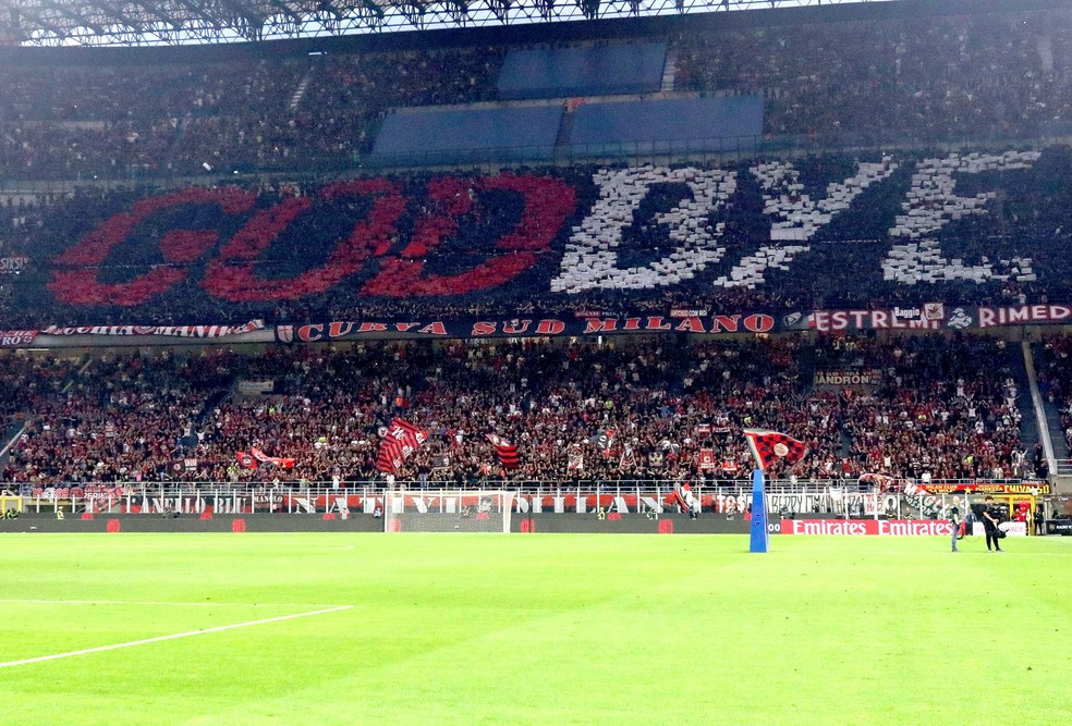 Mosaico da torcida do Milan para despedida de Ibrahimovic: "adeus" em inglês, mas com trocadilho com a palavra "Deus" — Foto: Matteo Bazzi/EFE