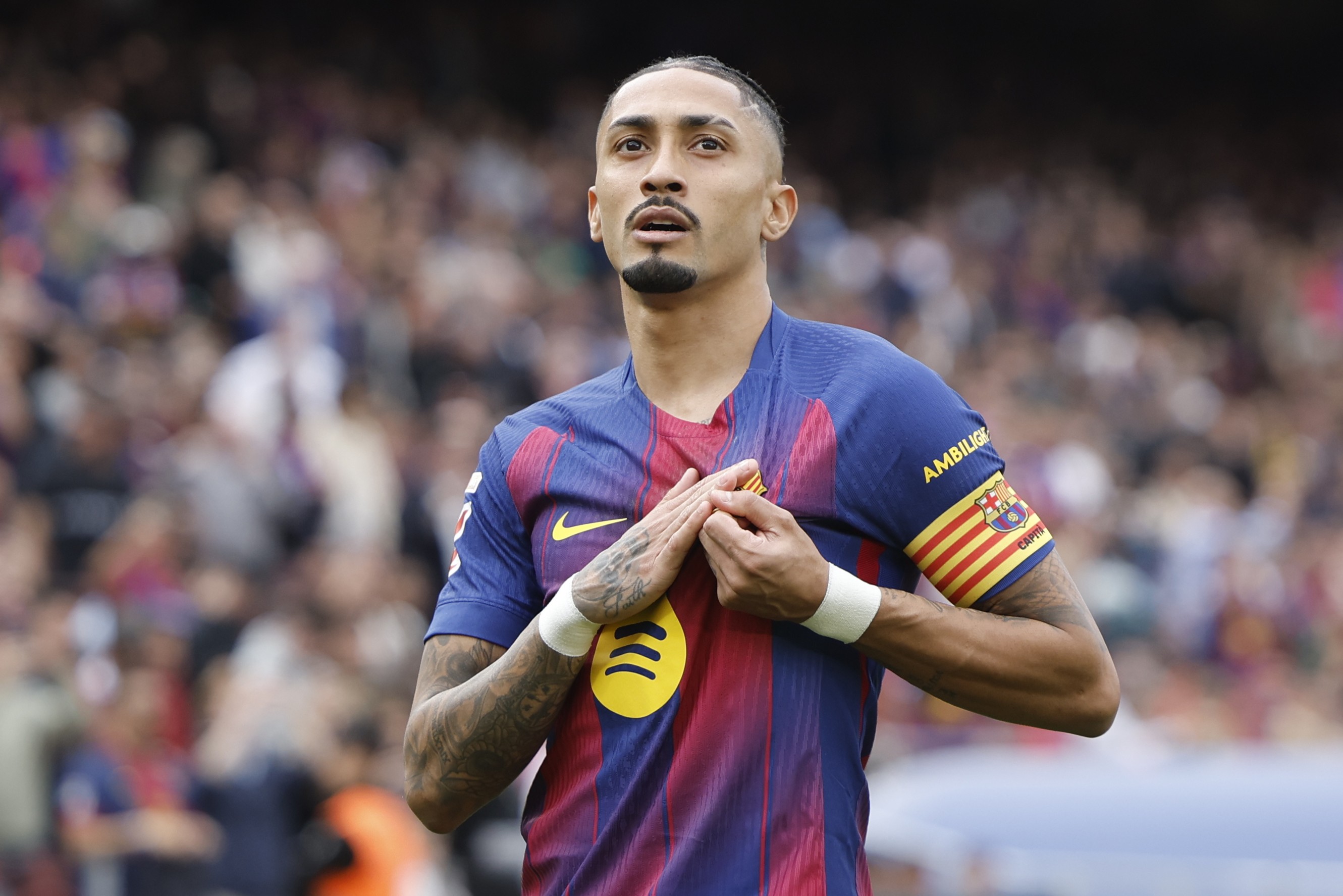 Raphinha assume braçadeira de capitão do Barcelona
