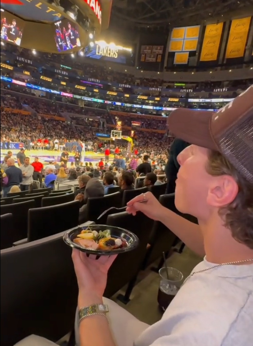 Camarote de luxo na arena dos Lakers custa R$ 25 milhões por ano e tem  serviço VIP, chef e barman | Ge