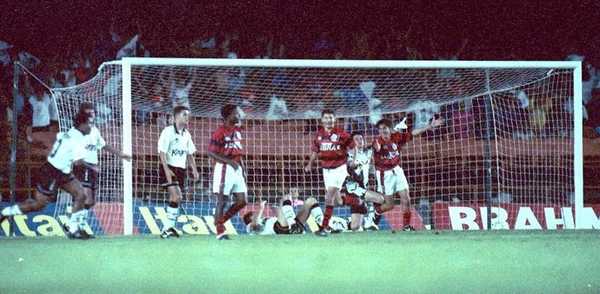 Jovem rubro-negro destaca vitória sobre Corinthians comparando-se a Romário: Ficou marcado