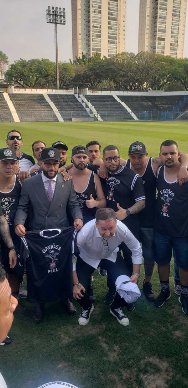 Memphis chega de helicóptero ao Parque São Jorge para receber apoio dos torcedores.