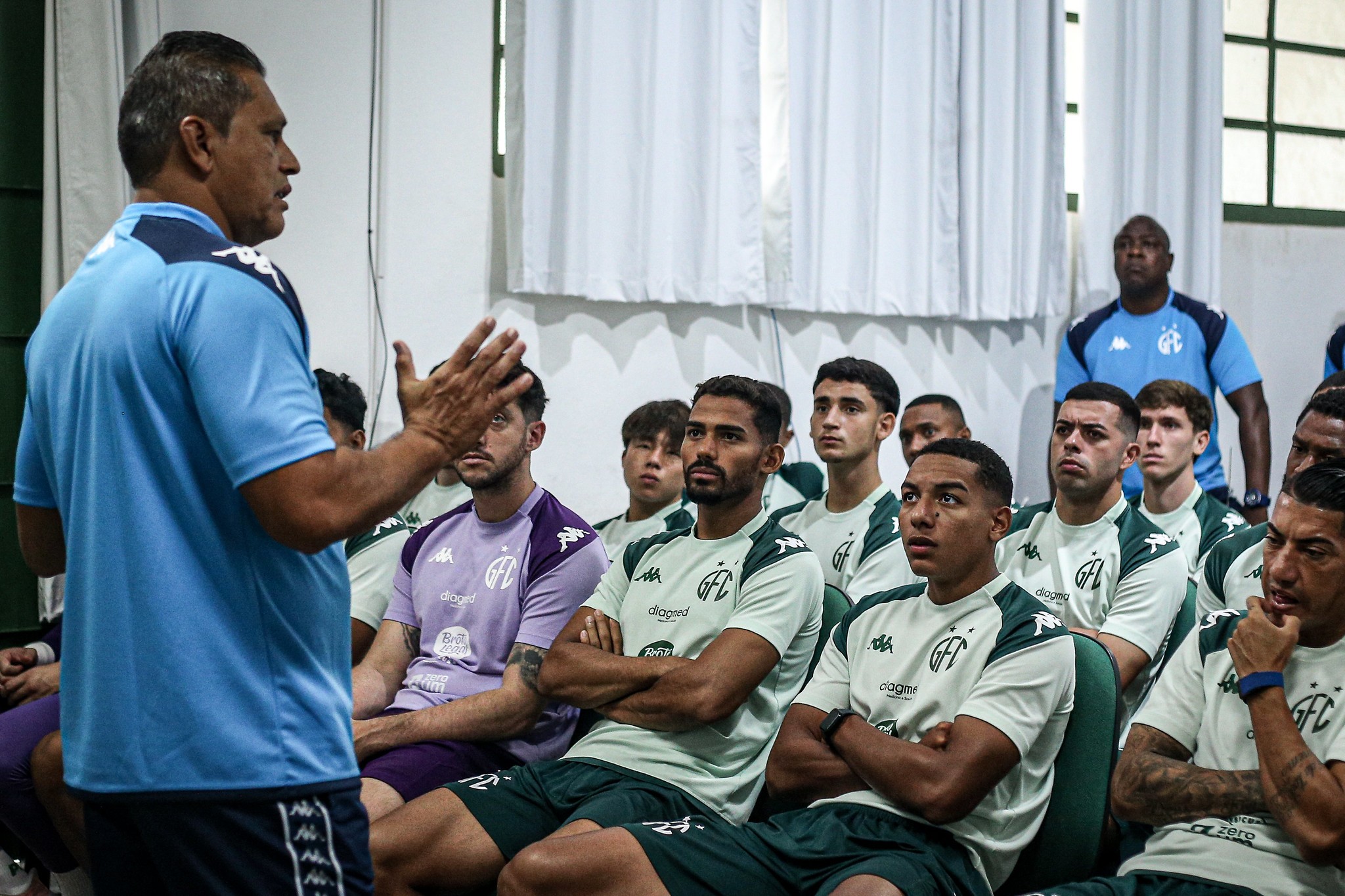 Guarani demite Elio Sizenando após derrota decisiva na Série C