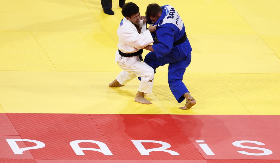 Brasileiro Michel Augusto na luta contra o japonês Ryuju Nagayama nas Olimpíadas de Paris — Foto: REUTERS/Kim Kyung-Hoon