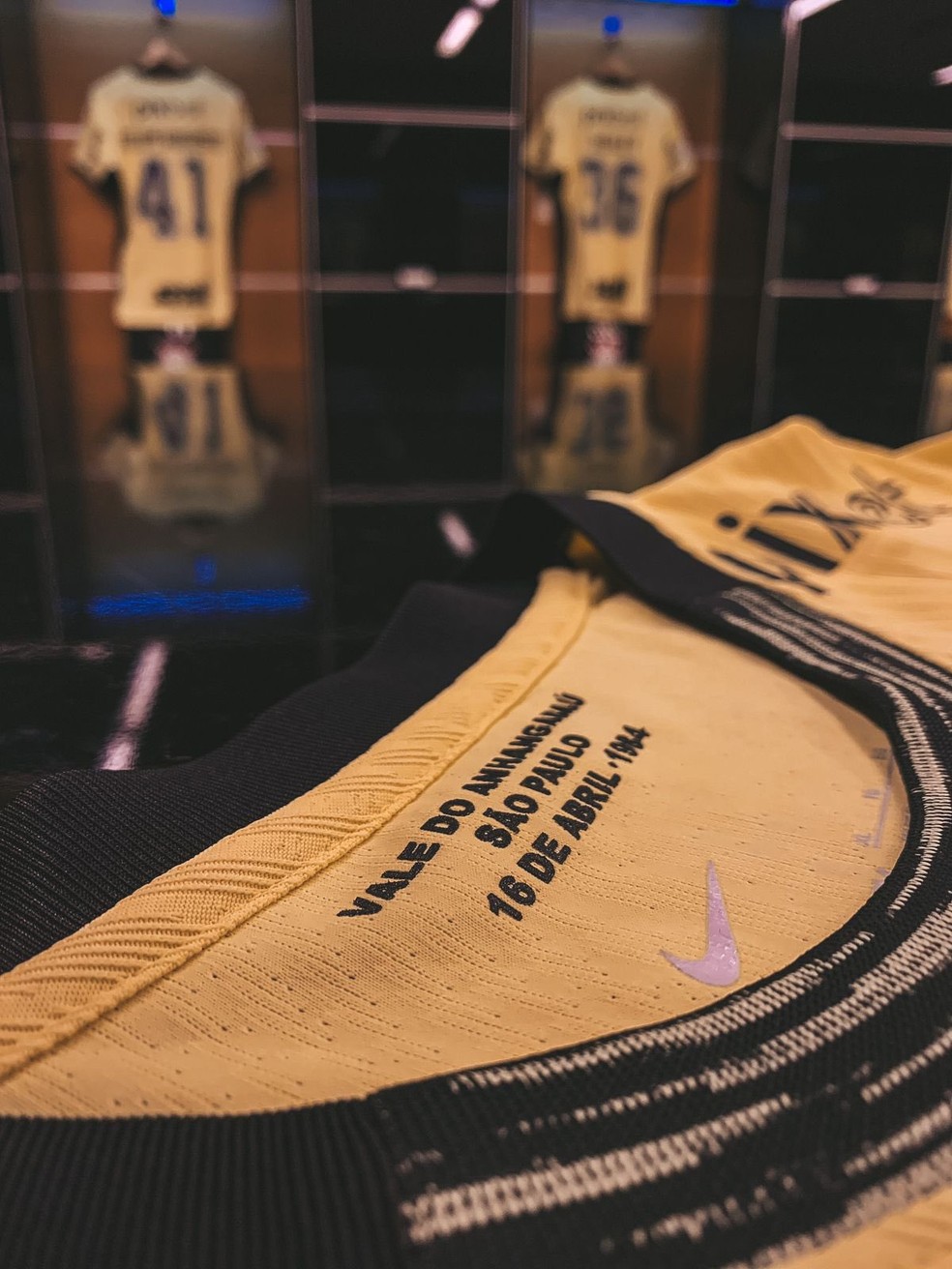 Nova camisa do Corinthians no vestiário — Foto: Hugo Rodrigues/Ag. Corinthians