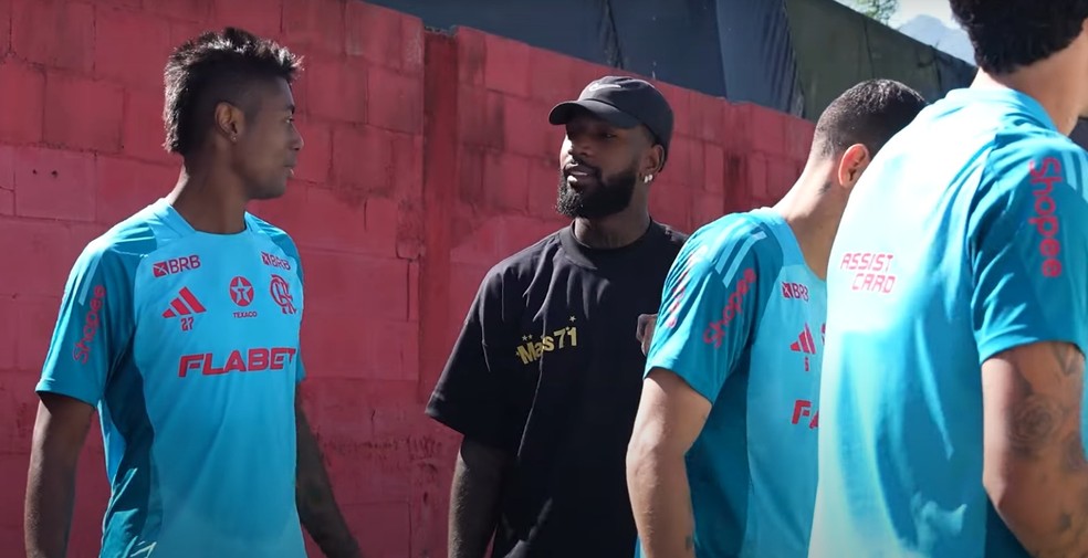 Gerson e Bruno Henrique no treino do Flamengo &mdash; Foto: Reprodu&ccedil;&atilde;o / FlamengoTV
