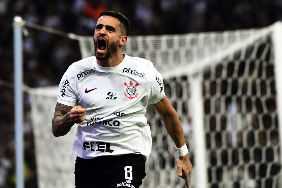 Renato Augusto comemora gol em Corinthians x América-MG — Foto: Marcos Ribolli