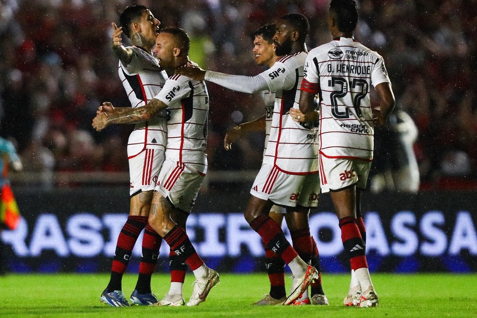 Pulgar, Cebolinha, Gerson e Bruno Henrique comemoram um gol em América-MG x Flamengo — Foto: Gilvan de Souza / CRF