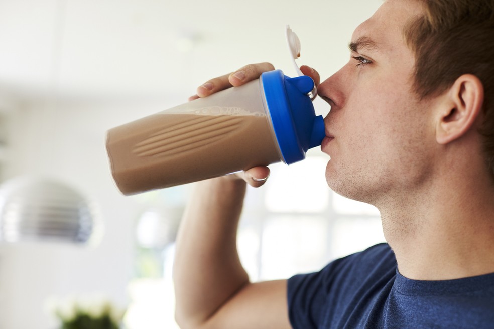 Whey Protein ou Albumina podem ser consumidos em shakes e também no preparo de receitas  — Foto: Istock Getty Images
