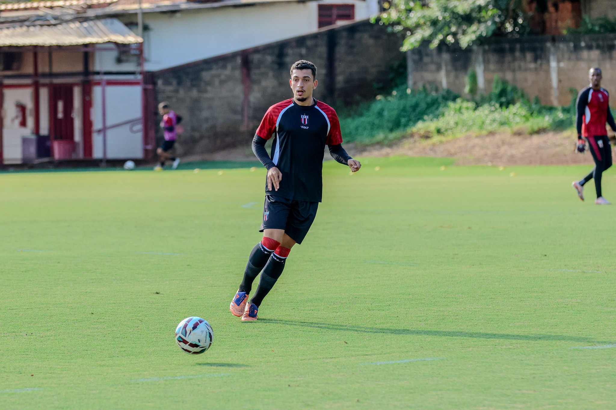 Imagem do jogador Henrique Teles em treinamento do Botafogo-SP