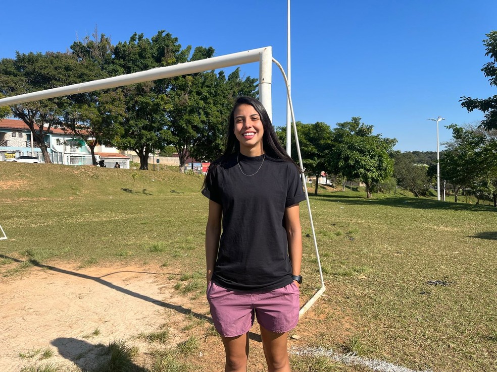 Lauren Leal no primeiro campo em que jogou bola, em Votorantim (SP) — Foto: Bárbara Bruno