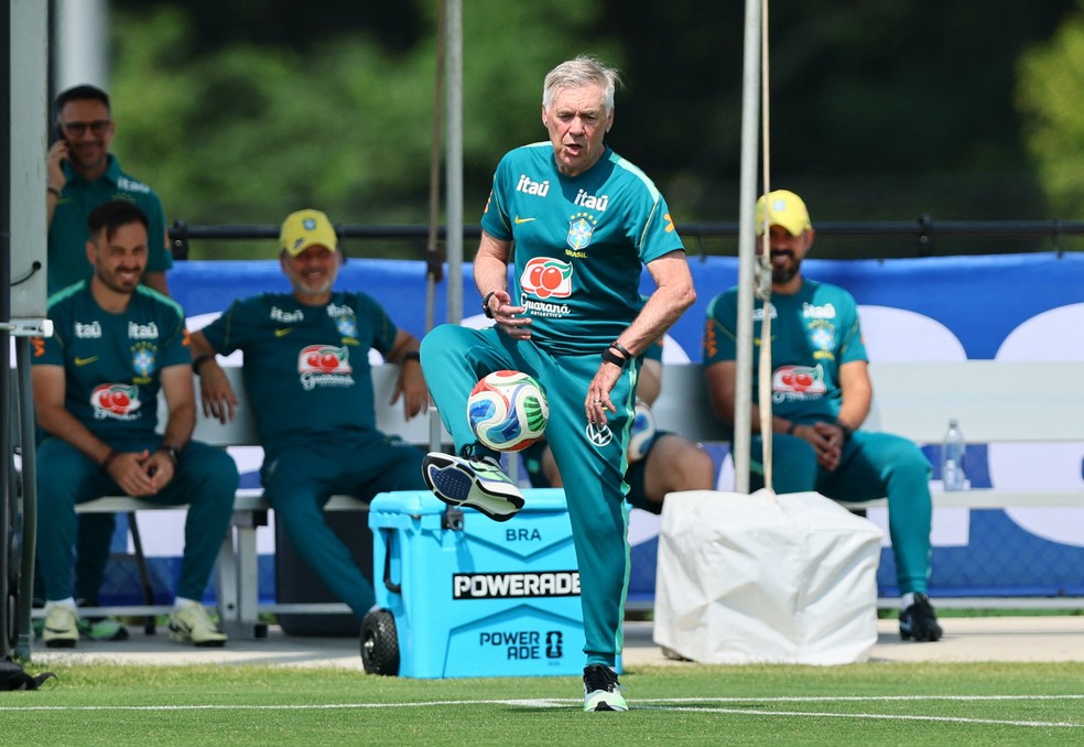 Ancelotti embaixadinha durante altinha com Taffarel