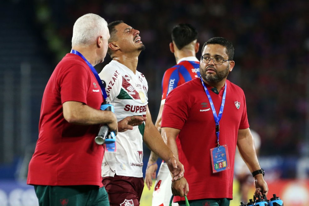 André sai de campo chorando em Cerro Porteño x Fluminense, pela Libertadores — Foto: Christian Alvarenga/Getty Images