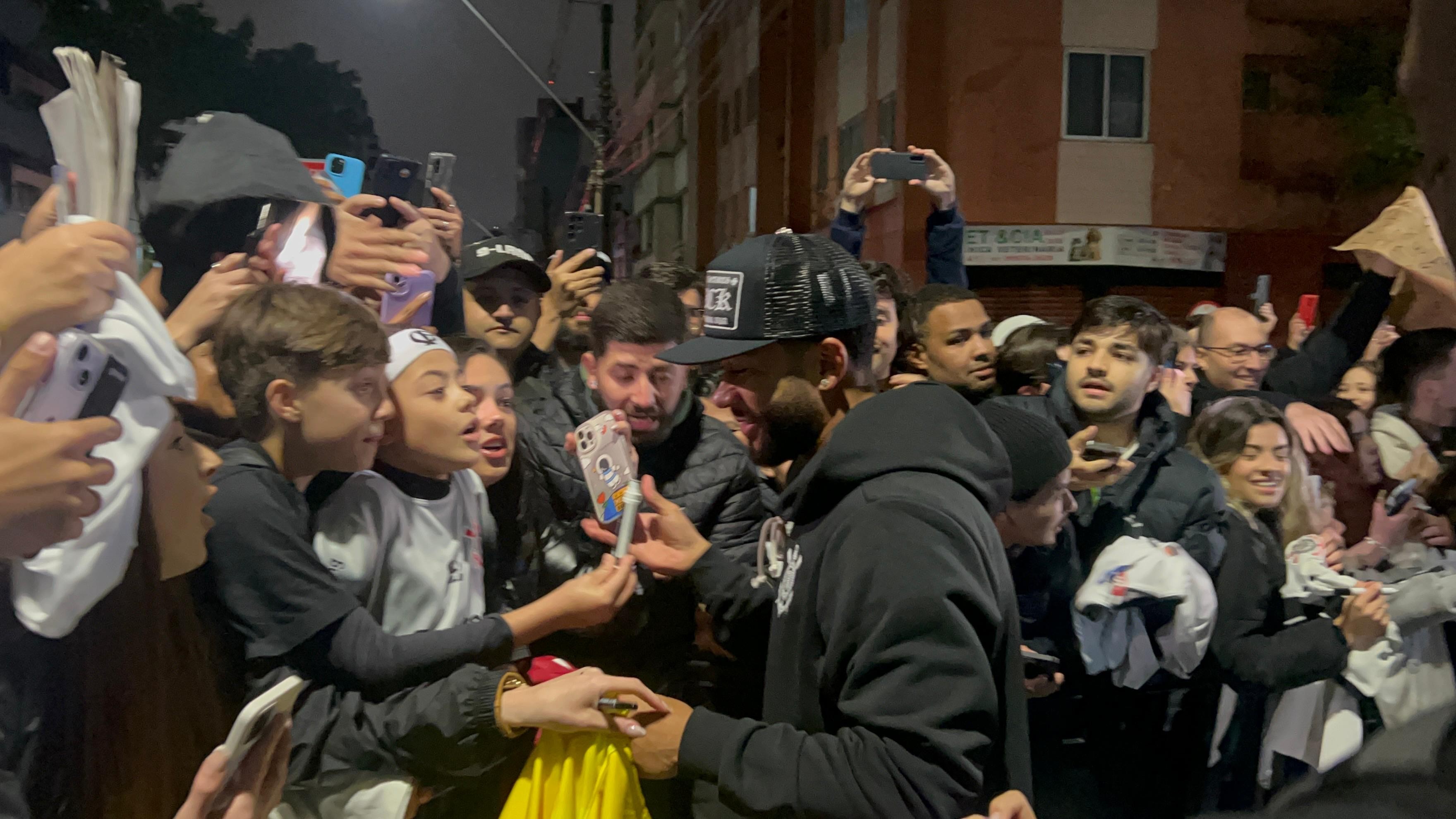 APOIO DA FIEL! Corinthians é recebido por multidão em Curitiba