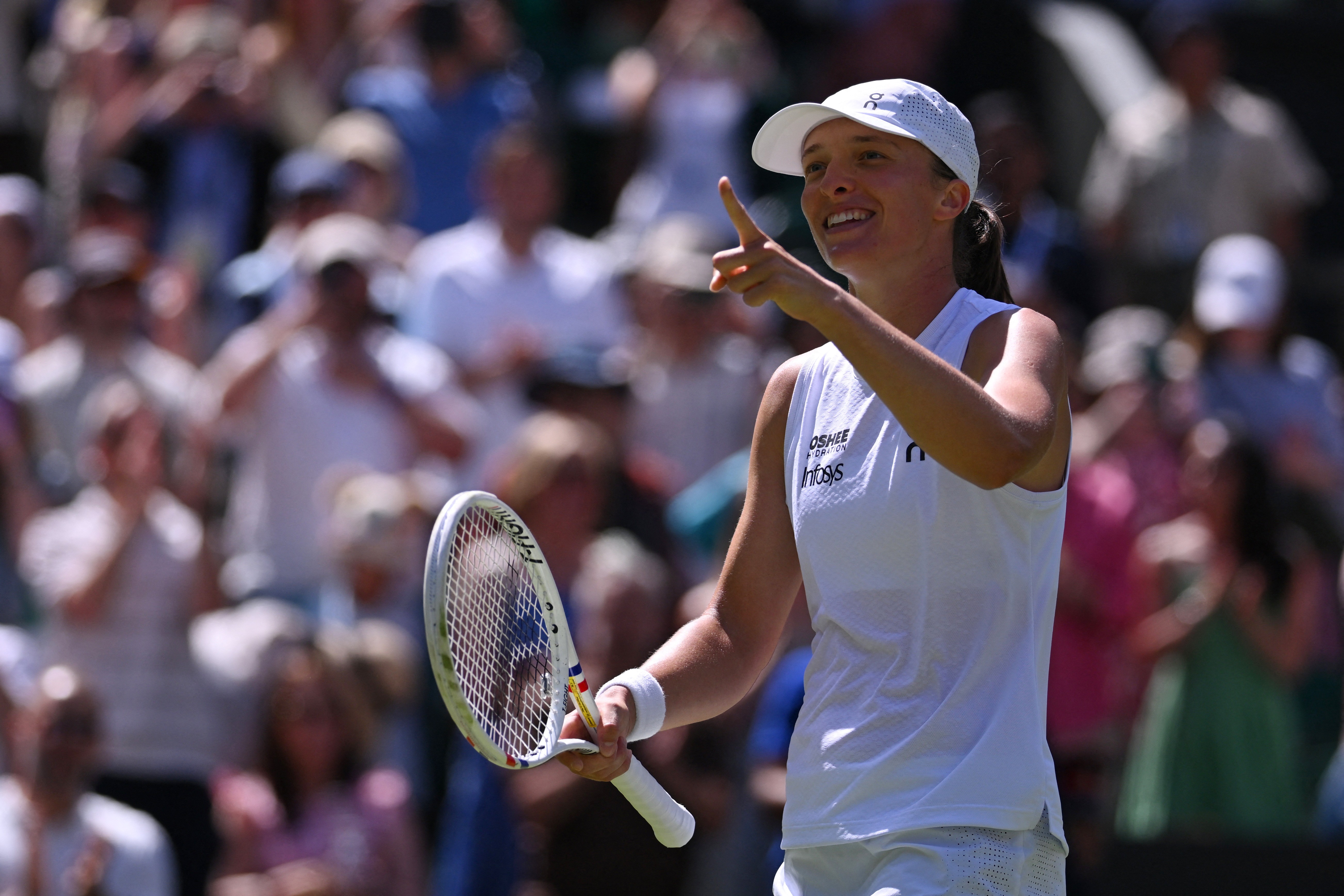Swiatek vence duelo entre ex-líderes do ranking em Wimbledon e alcança feito raro em Grand Slams