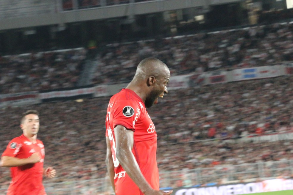Enner Valencia comemora gol pelo Inter — Foto: Tomás Hammes
