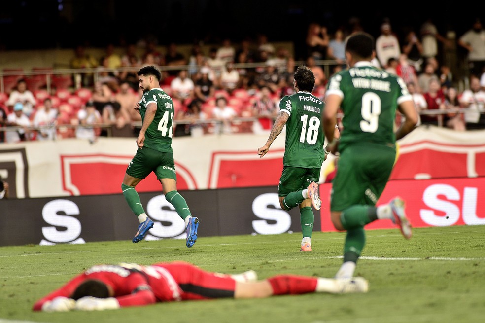 Flaco López comemora seu gol no clássico contra o São Paulo — Foto: Marcos Ribolli