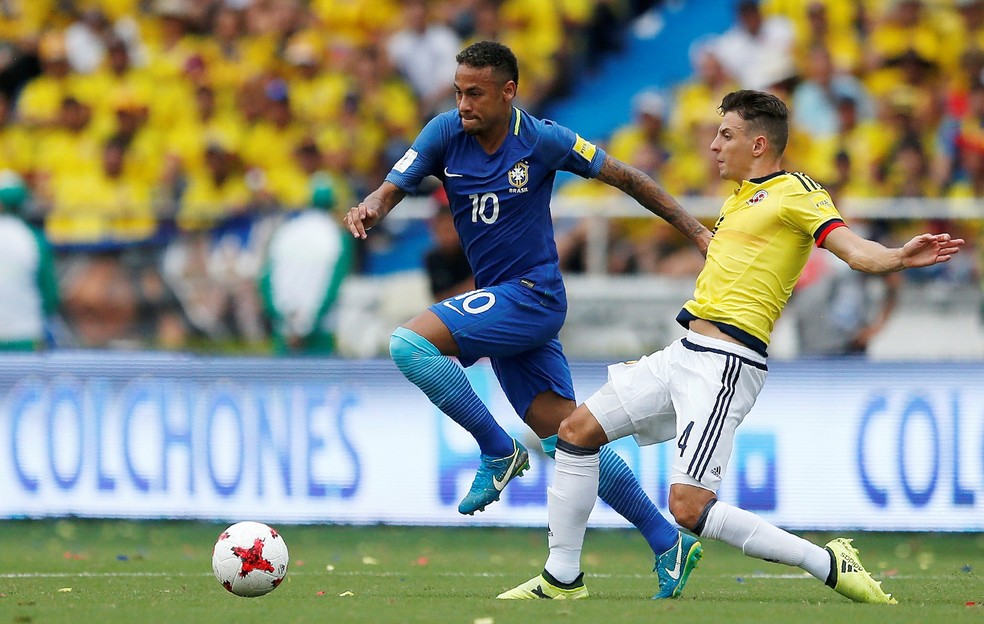 Santiago Arias na marcação de Neymar durante Colômbia x Brasil — Foto: Reuters