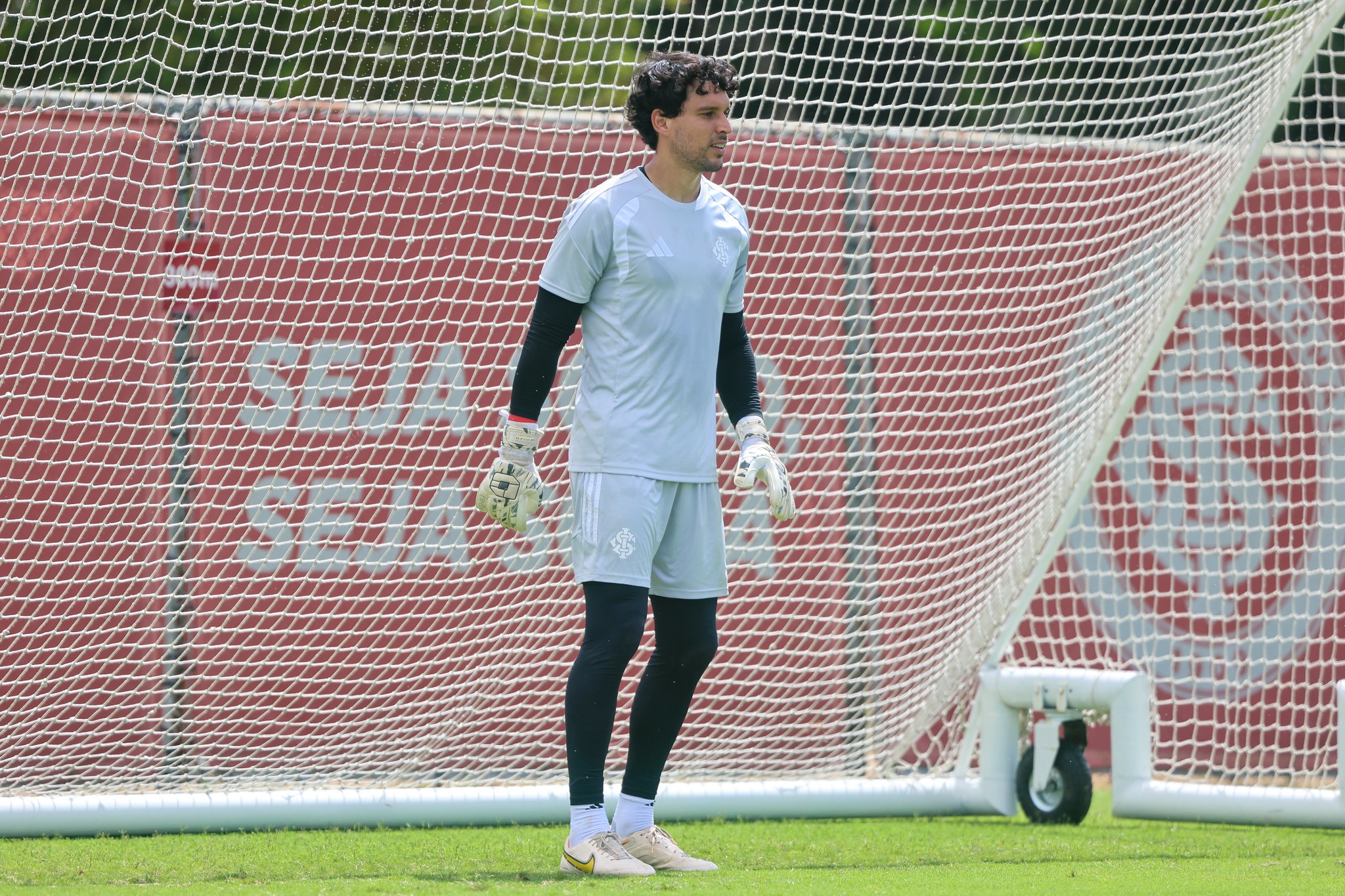 Coritiba acerta a contratação do goleiro Keiller, ex-Internacional | Ge