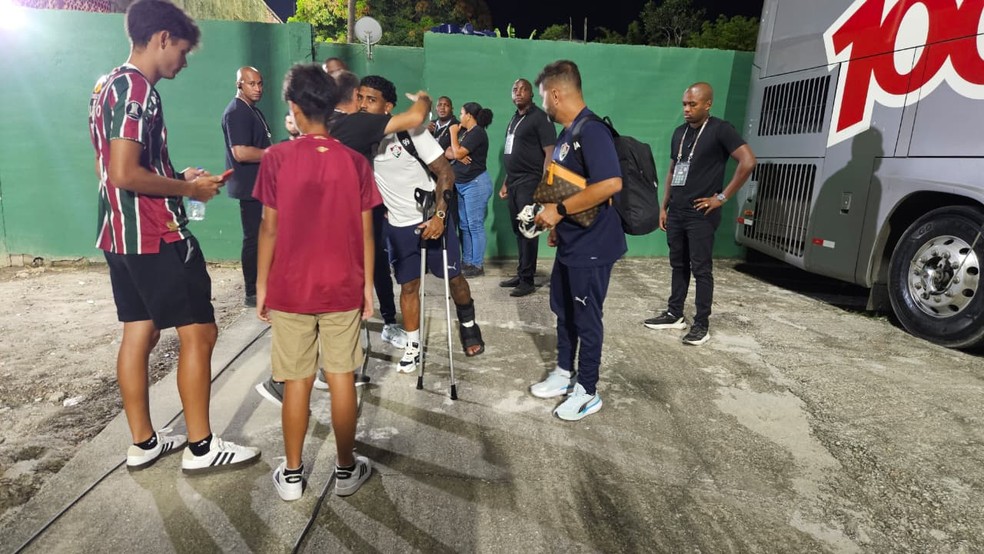 Drama Tricolor: John Kennedy Deixa Campo com Tornozelo Imobilizado