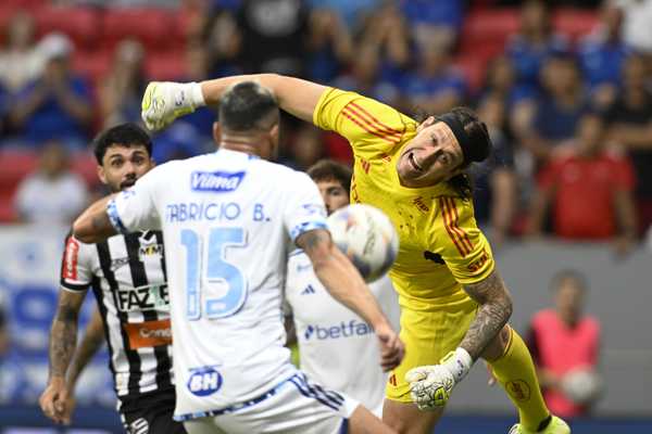 Torcida critica Cássio por falha em jogo do Cruzeiro: goleiro se pronuncia