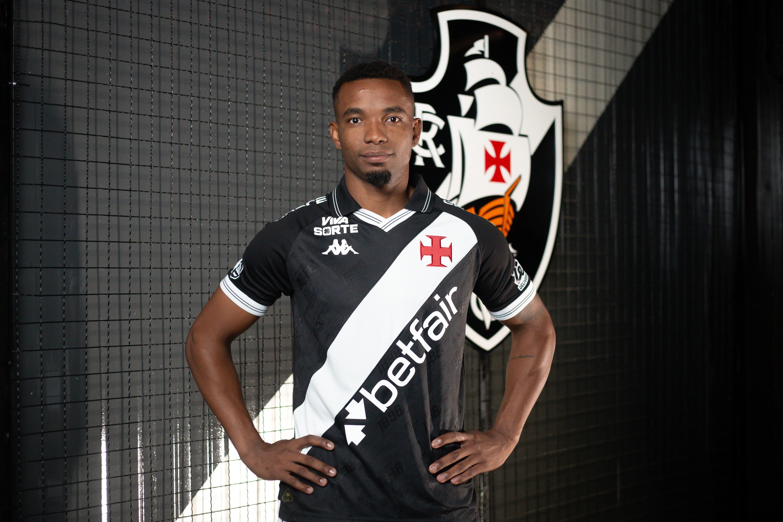 Vasco anuncia contratação de Thiago Mendes