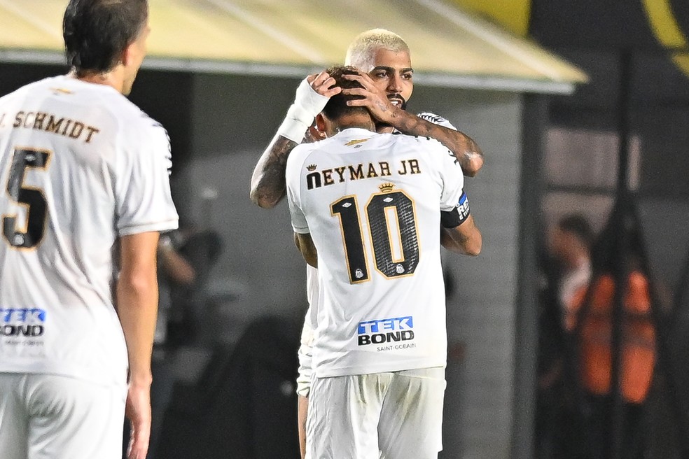Gabigol e Neymar em Santos x Macará — Foto: Jota Erre/AGIF