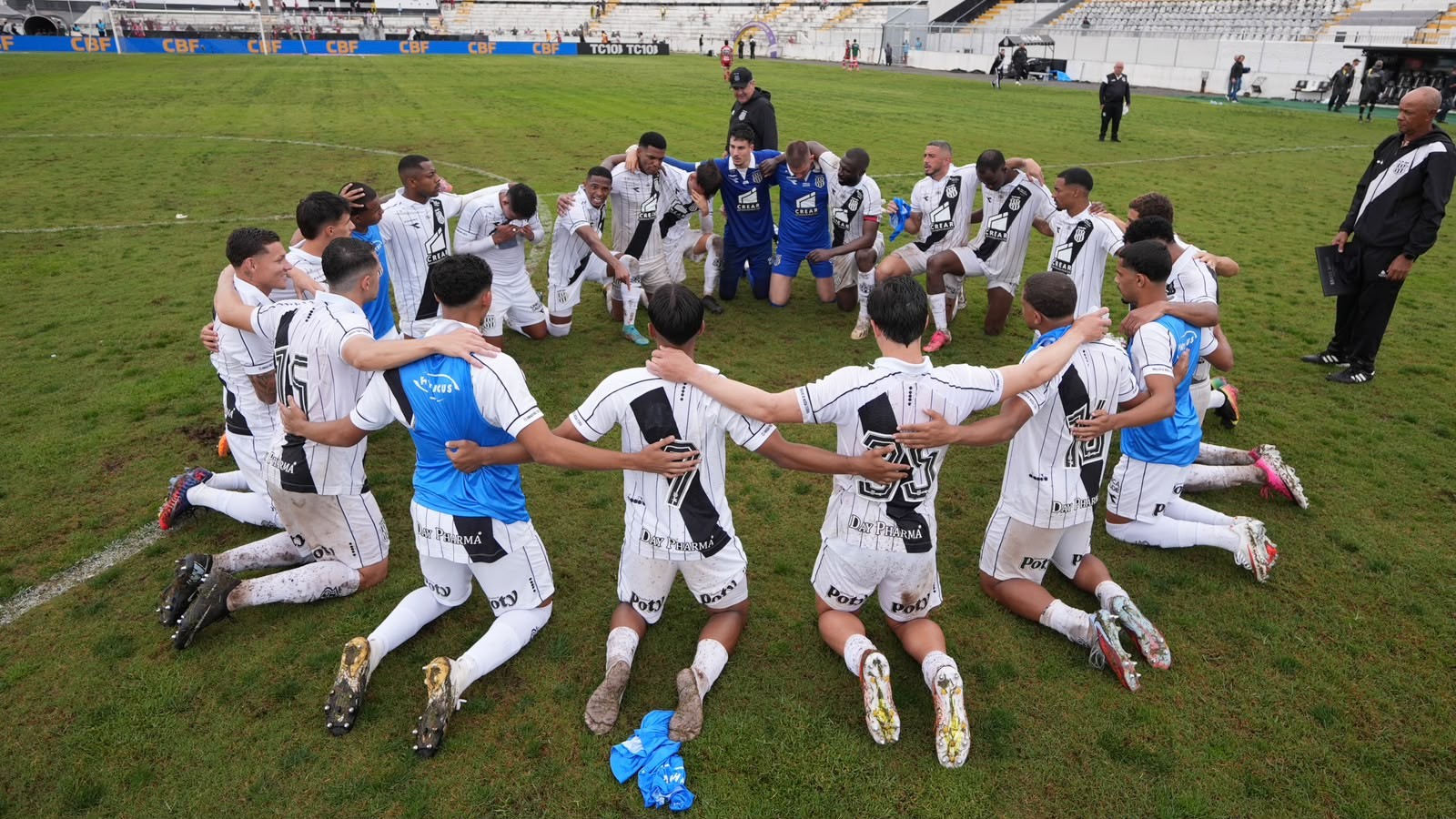 Ponte encerra maior jejum da história da Série B, e jogadores se ajoelham no gramado