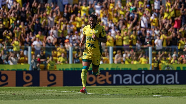 Reinaldo comemora gol marcado pelo Mirassol contra o Sport no Brasileirão