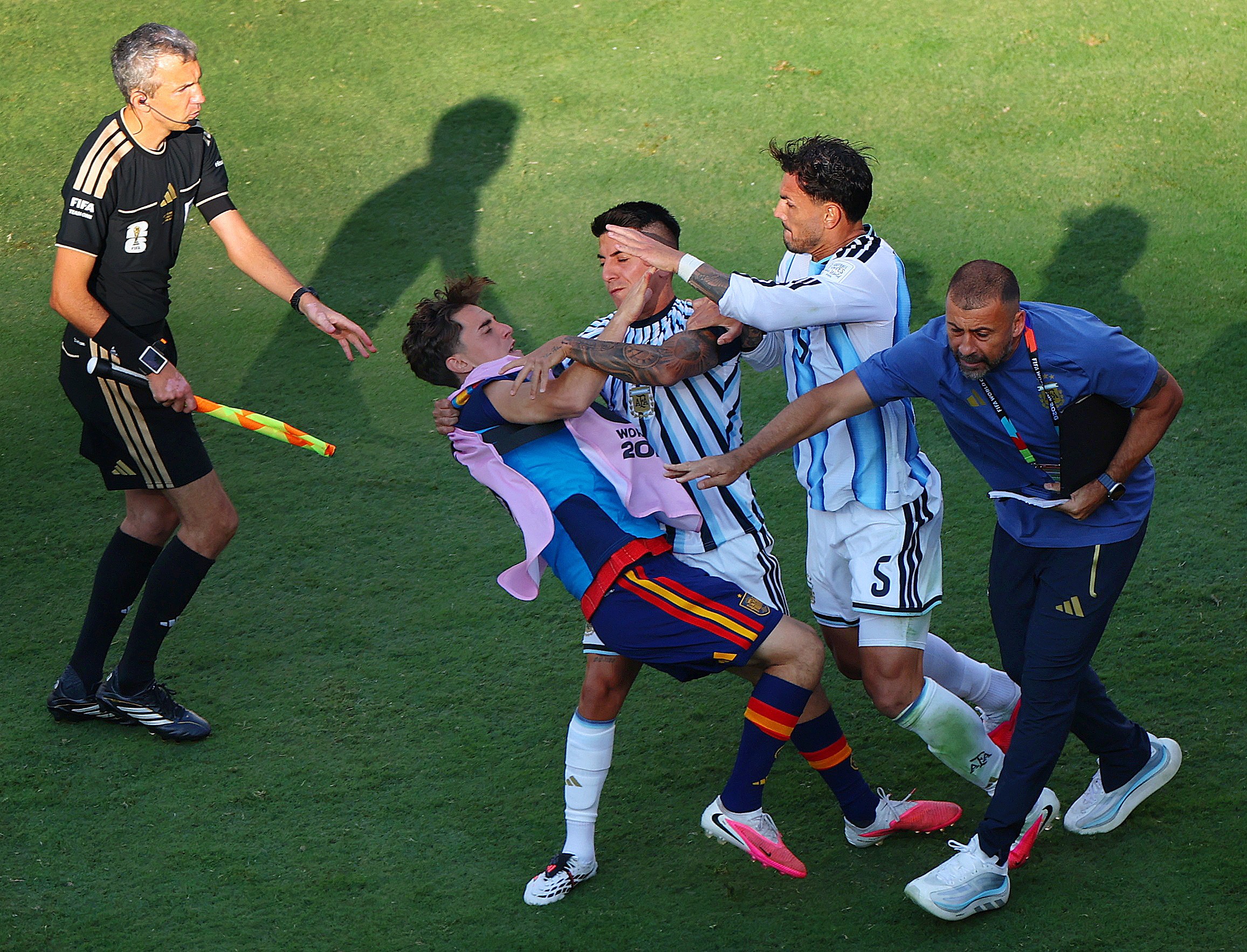 Como começou a briga em Espanha x Argentina? Veja origem da confusão na final da Copa