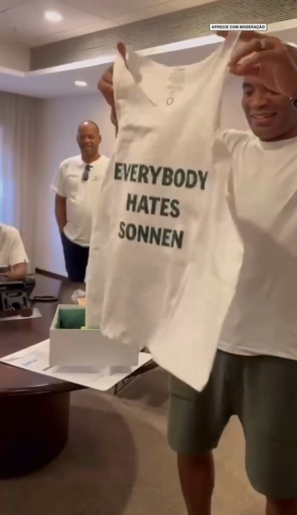 Anderson Silva e a camisa Everybody Hates Sonnen — Foto: Reprodução/Instagram Spaten_BR